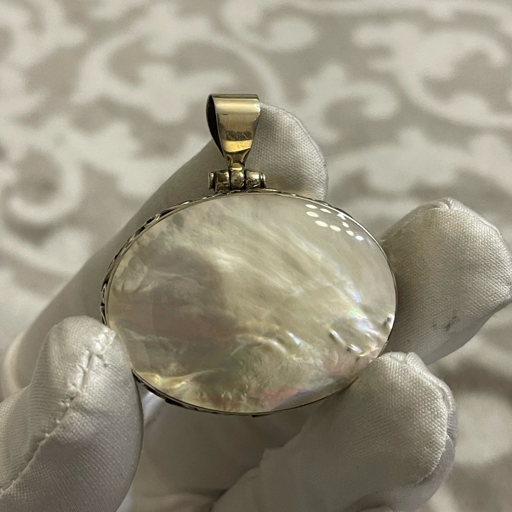 Vintage Sterling Silver Mother of Pearl Medallion Pendant Women’s